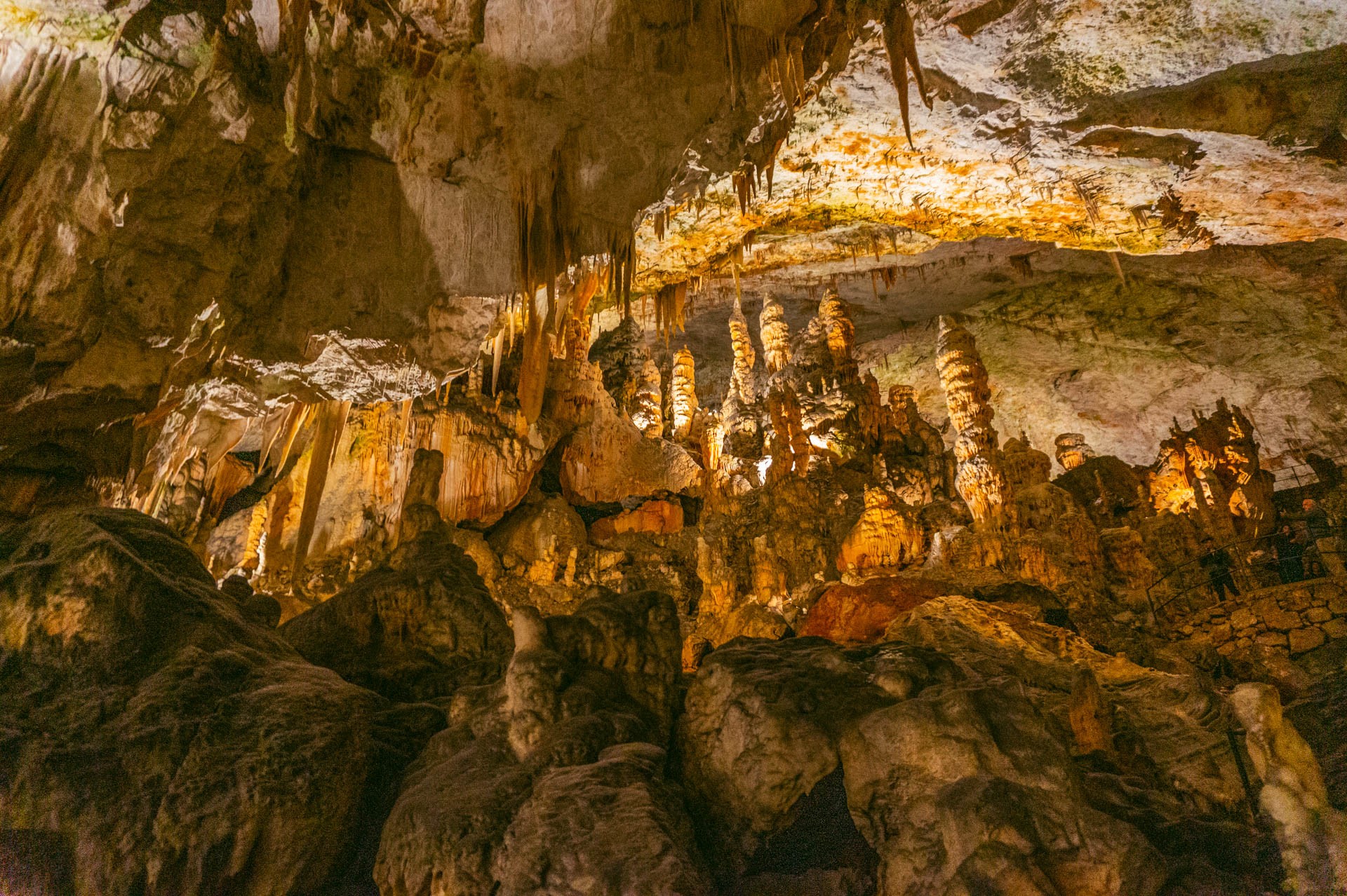 Stalagmity i stalaktyty w Postojnej | Jaskinie Szkocjańskie czy Postojna
